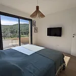O Bord De Avec Piscine Privee * קונקה