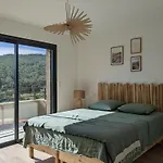 O Bord De Avec Piscine Privee קונקה