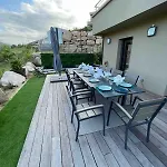 O Bord De Avec Piscine Privee * Conca