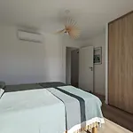 O Bord De Avec Piscine Privee *