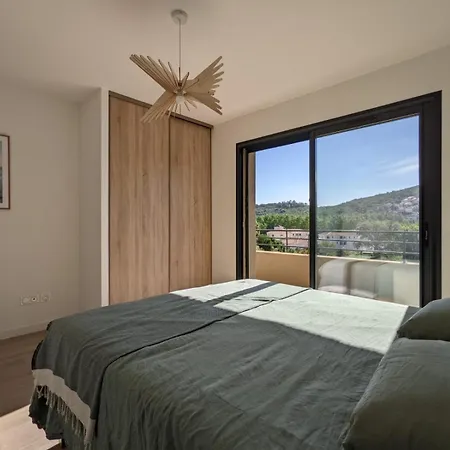 O Bord De Avec Piscine Privee *