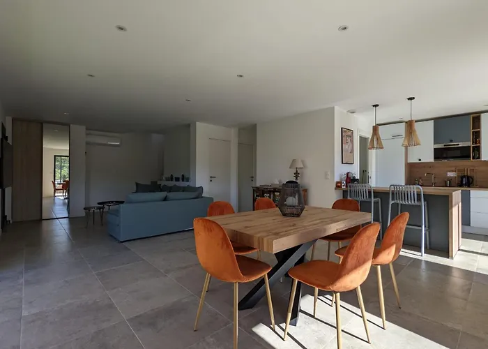 O Bord De Avec Piscine Privee *