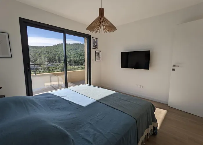 O Bord De Avec Piscine Privee * Conca